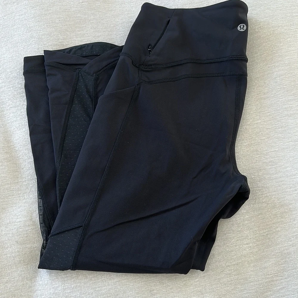 Lululemon Sole Training Crop with New York details Sz 8 ๐๐ปโโ๏ธ๐ง๐ปโโ๏ธ - Picture 9 of 11